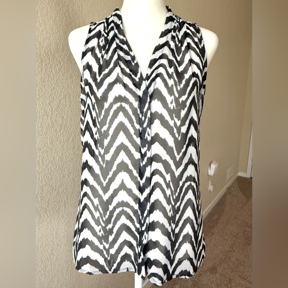Banana Republic Black & White Chevron Sleeveless Blouse – Petite XS